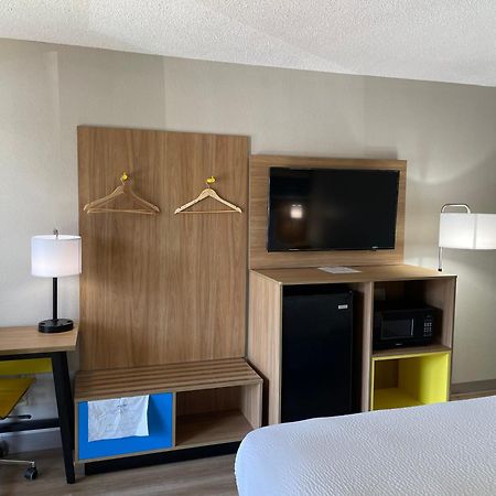 Days Inn By Wyndham Florence Near Civic Center Buitenkant foto