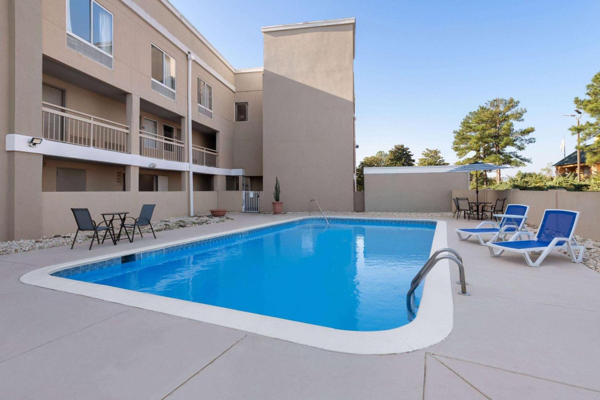 Days Inn By Wyndham Florence Near Civic Center Buitenkant foto